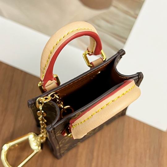 LV keyring 03lyh78 (5)