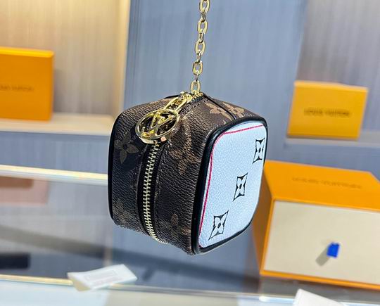 LV keyring 03lyh92  (9)