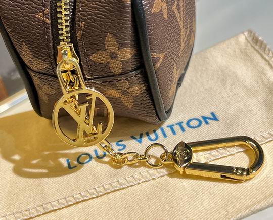 LV keyring 03lyh93 (7)