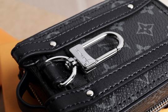 LV keyring 03lyh95 (10)