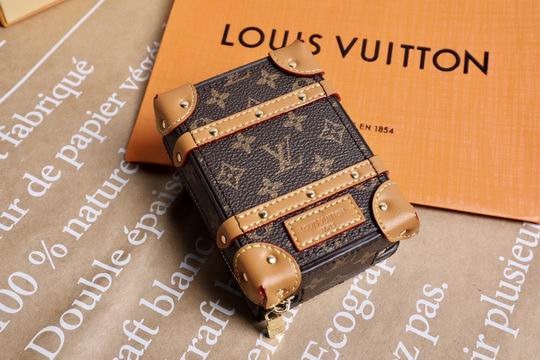 LV keyring 03lyh95 (11)