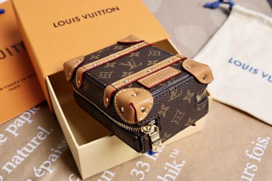 LV keyring 03lyh95 (14)