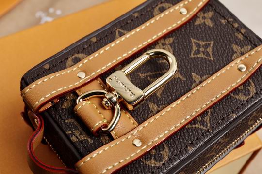 LV keyring 03lyh95 (15)