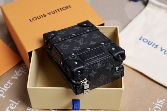 LV keyring 03lyh95 (9)