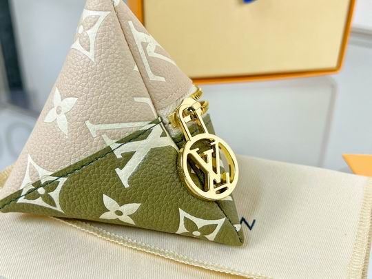 LV keyring 03lyh96 (22)
