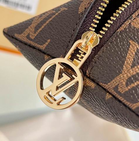 LV keyring 03lyh97 (9)