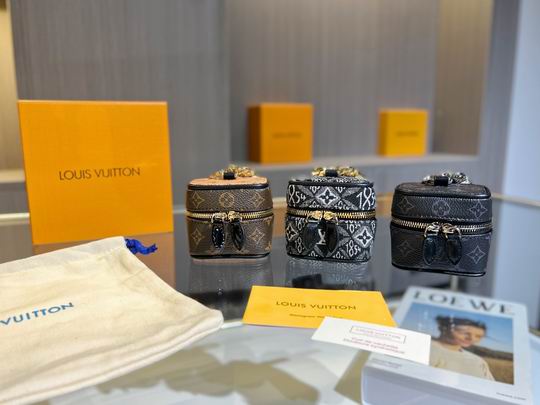 LV keyring 03lyh99 (1)