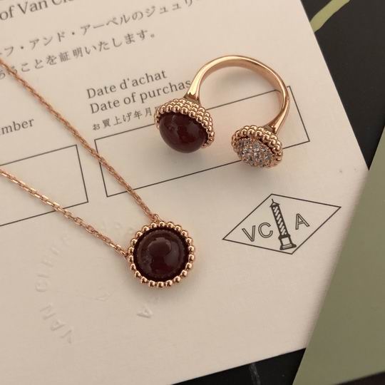 Van Cleef & Arpels suits 04lyh01 (2)