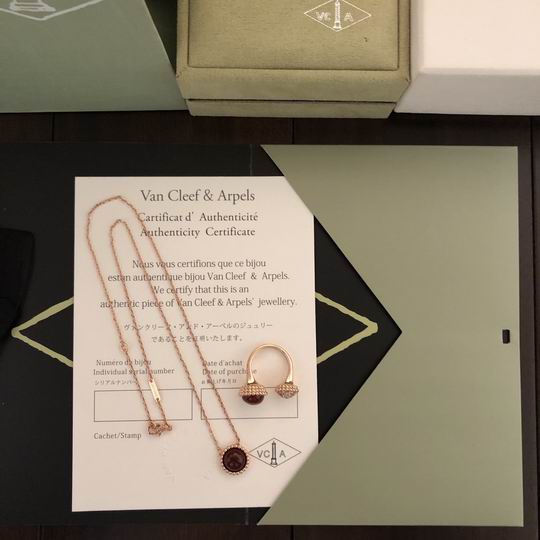 Van Cleef & Arpels suits 04lyh01 (9)