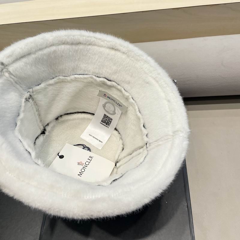 Moncler hat (1)