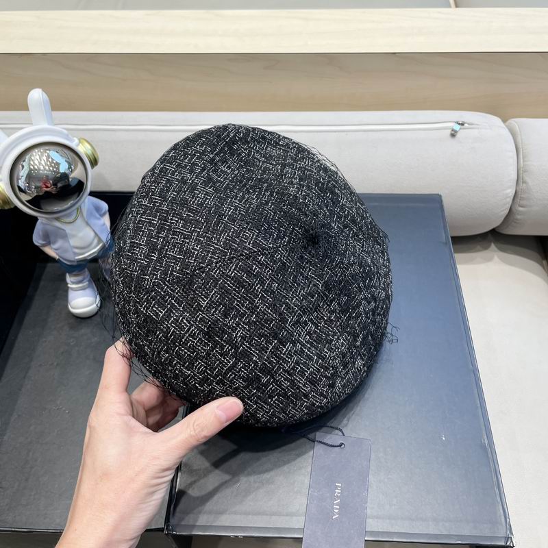 Prada beret (38)