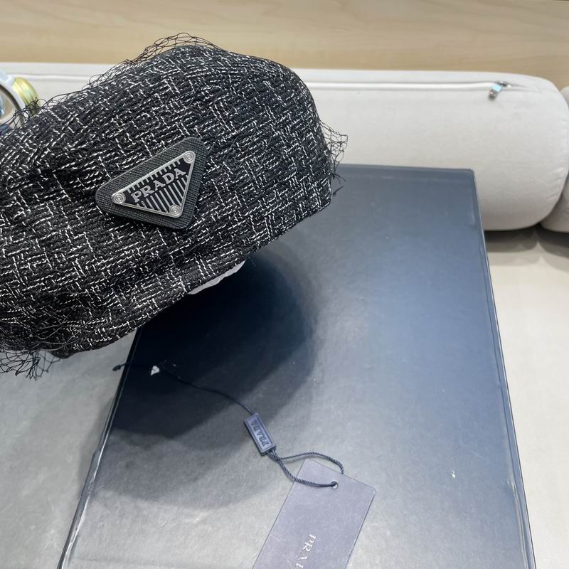 Prada beret (40)