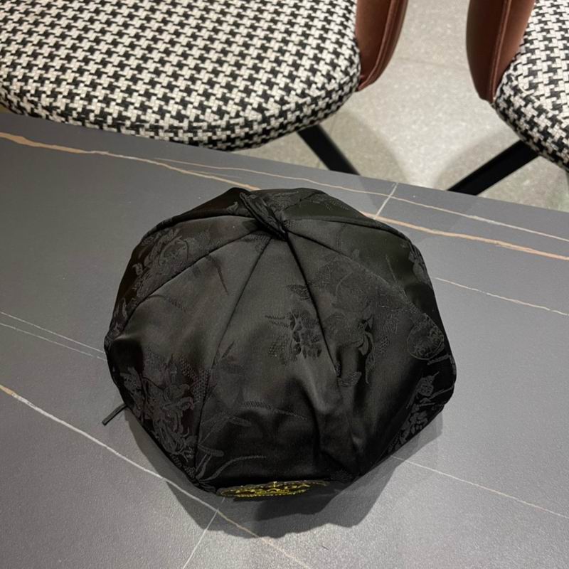 Prada beret (40)