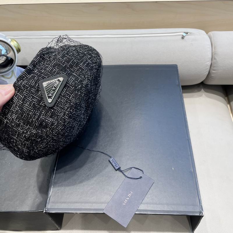 Prada beret (43)