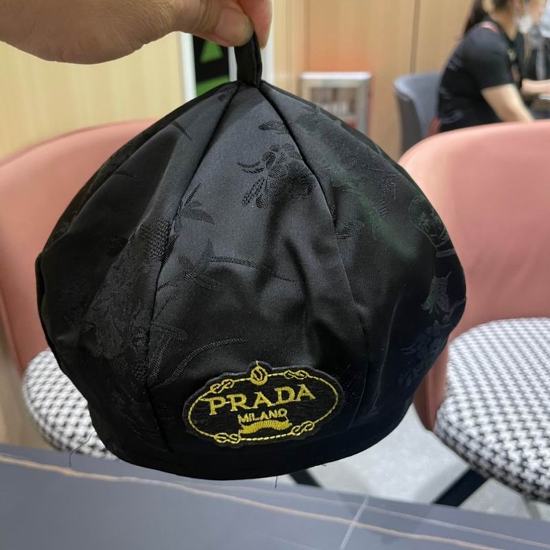 Prada beret (43)