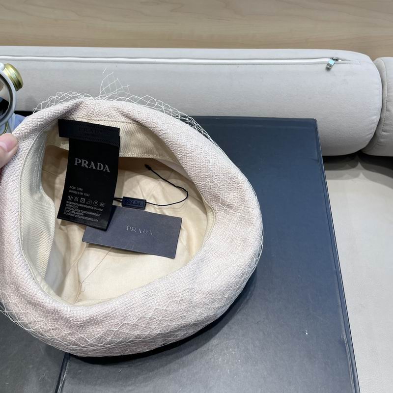 Prada beret (46)