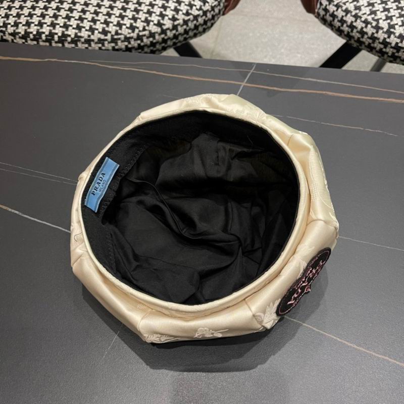Prada beret (48)