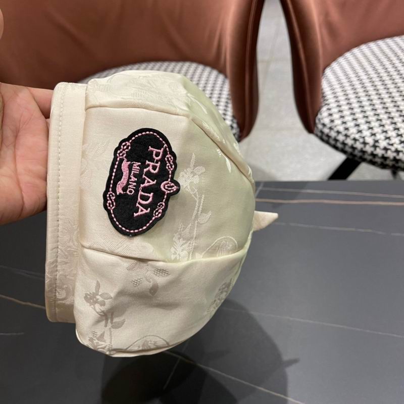 Prada beret (49)
