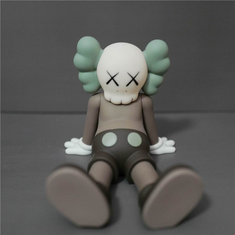 Kaws 13x17x13cm m  (2)