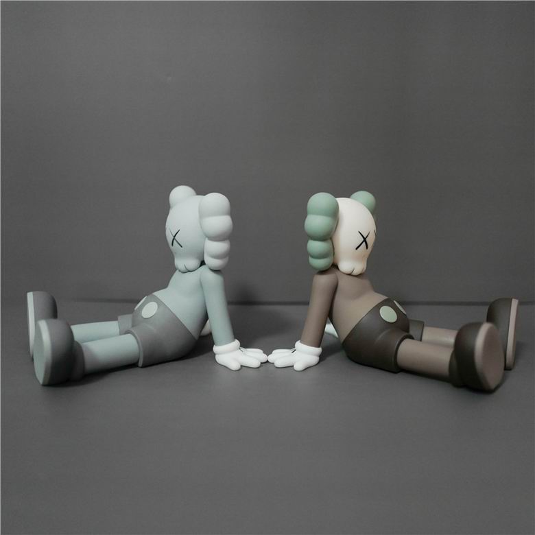 Kaws 13x17x13cm m  (8)