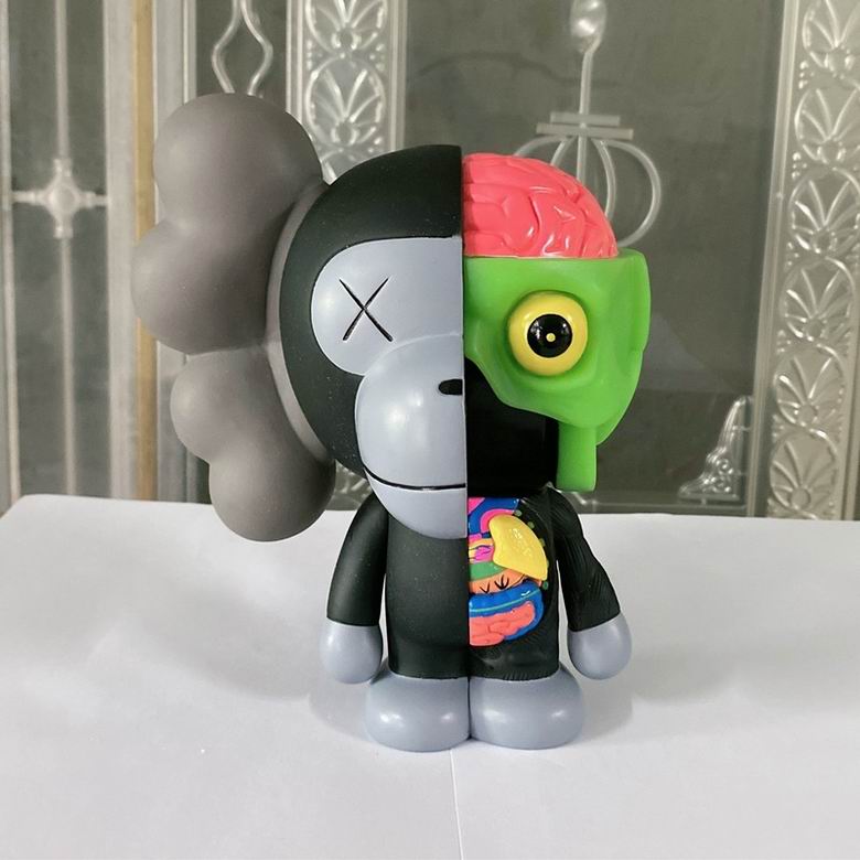 Kaws 18x15x11cm 550g   (5)