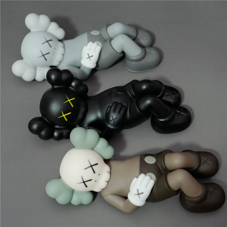 Kaws 24x11x6cm m  (1)