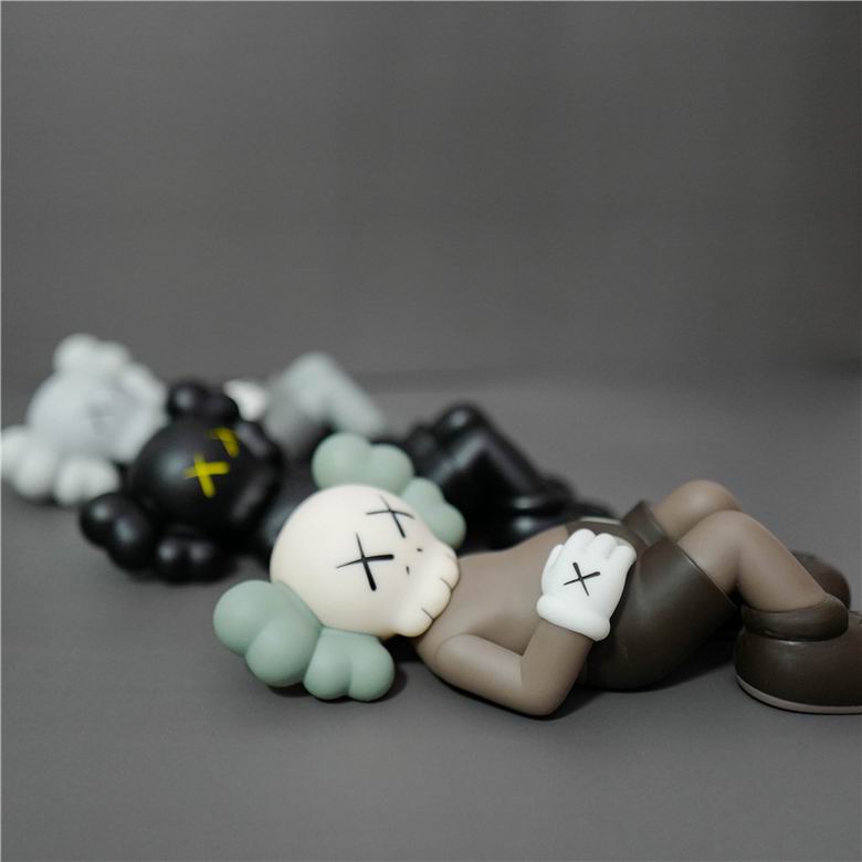 Kaws 24x11x6cm m  (6)