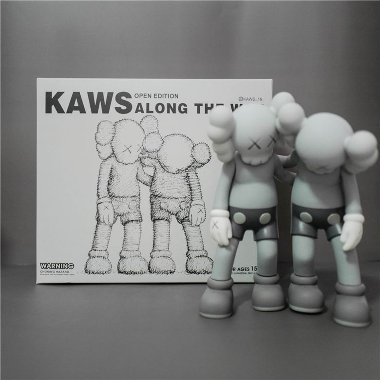 Kaws 26x12x26cm m  (10)