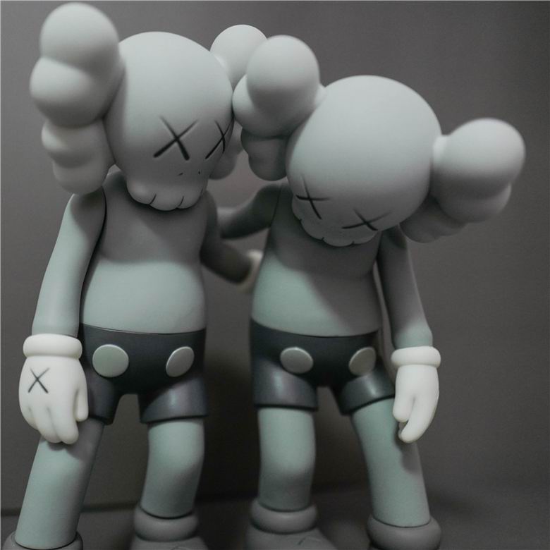 Kaws 26x12x26cm m  (7)
