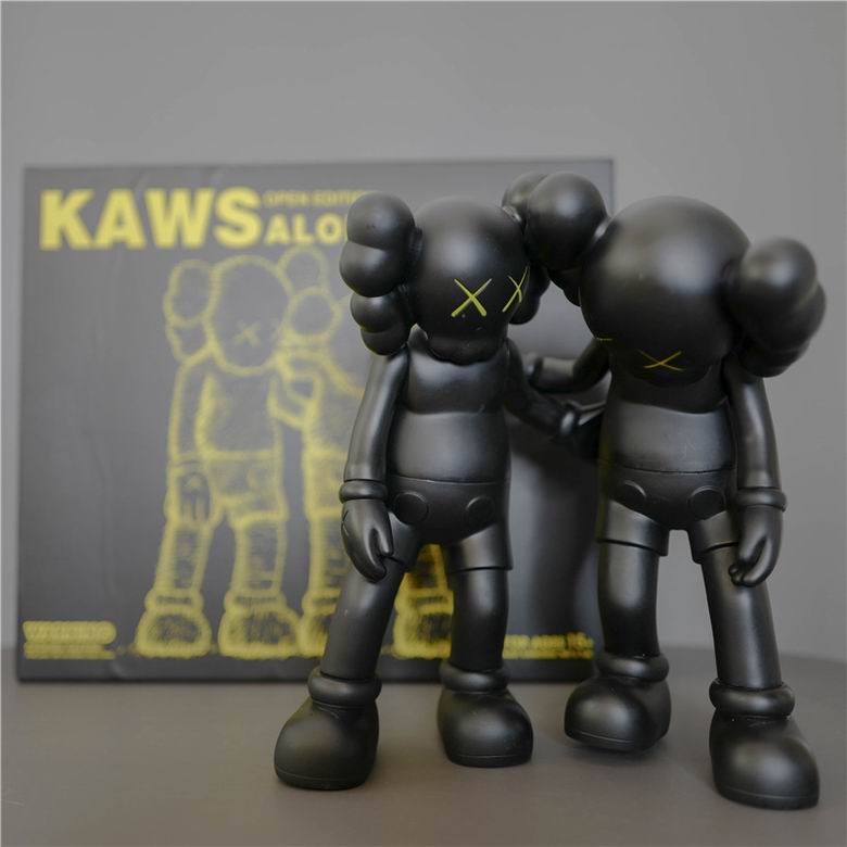 Kaws 26x12x26cm m  (9)