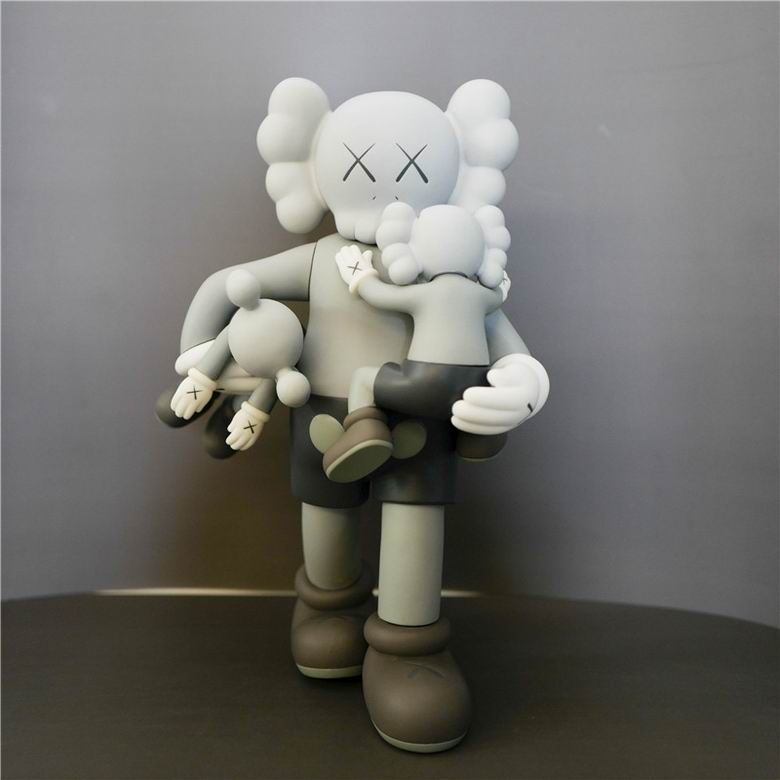 Kaws 26x18x40cm m  (8)