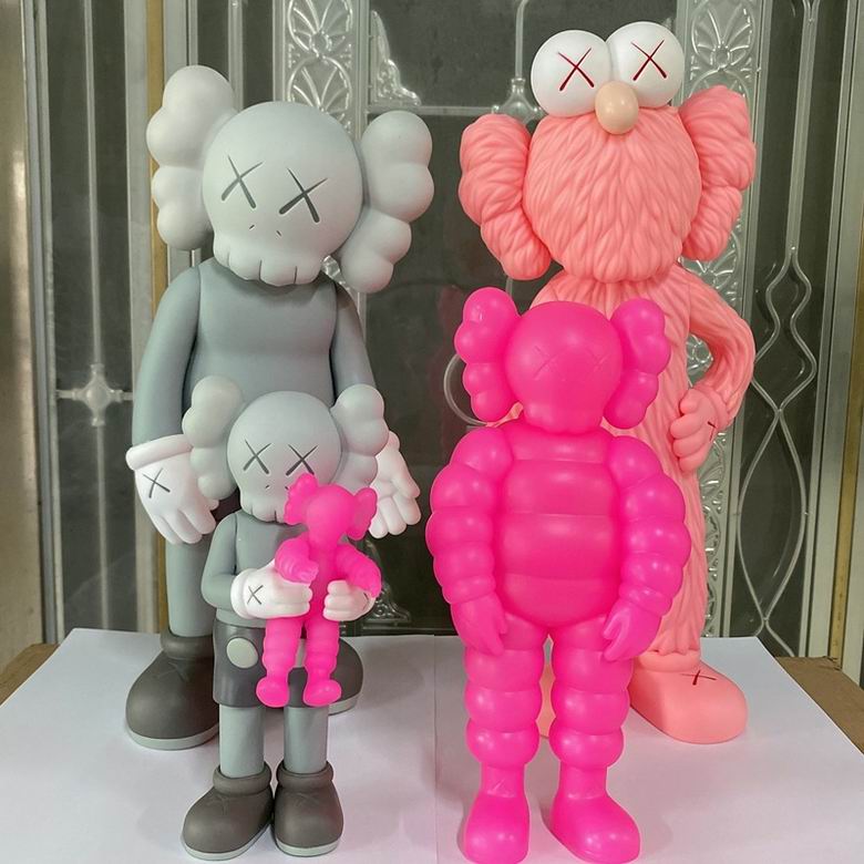 Kaws 47x13x37cm 2.5kg   (4)