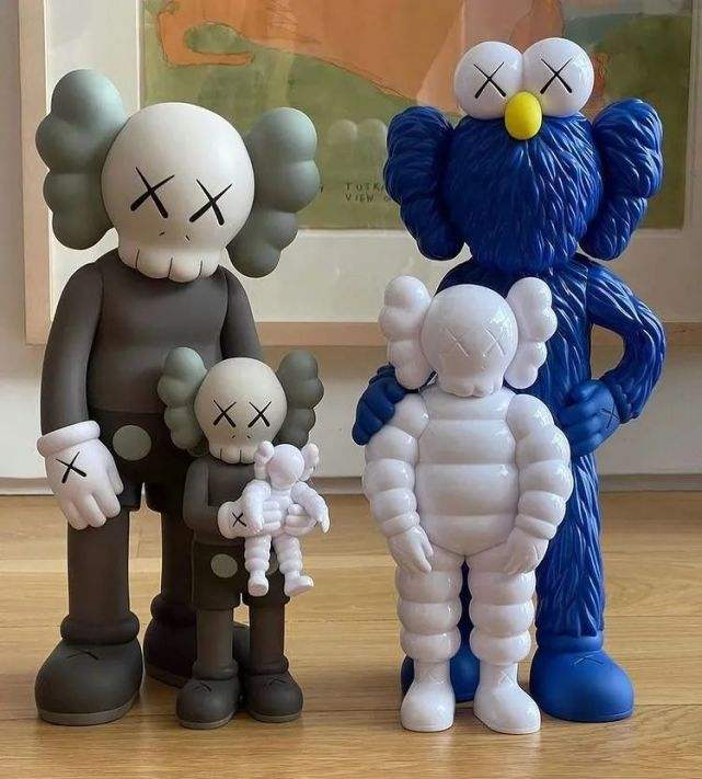 Kaws 47x13x37cm 2.5kg   (5)