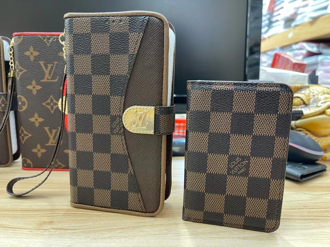LV card bag (1)