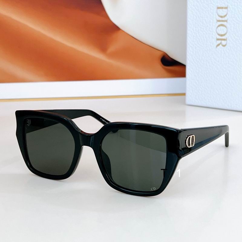 Dior GlowS1F 54 18-140 a04