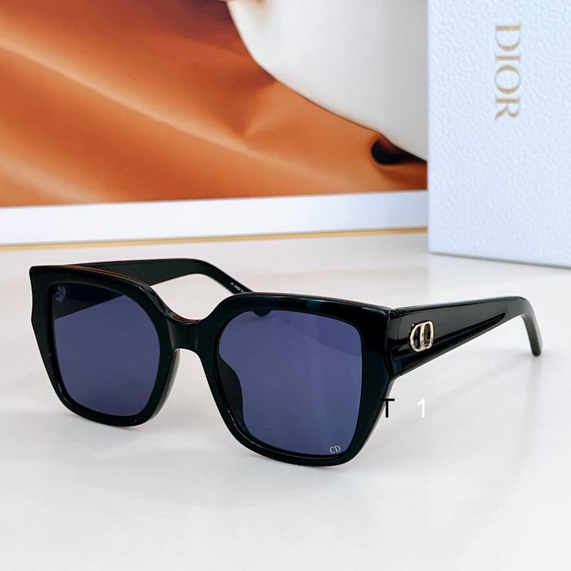 Dior GlowS1F 54 18-140 a02