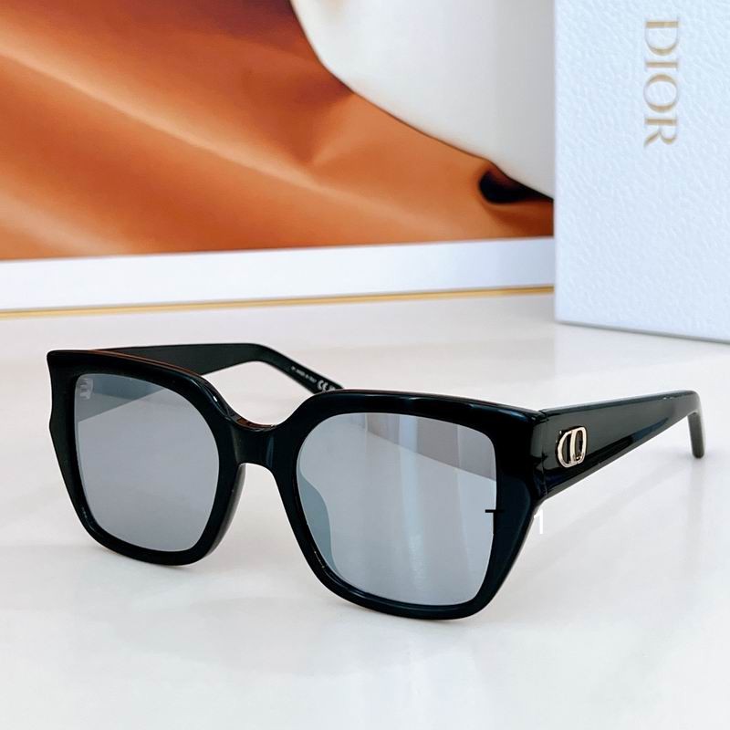 Dior GlowS1F 54 18-140 a05