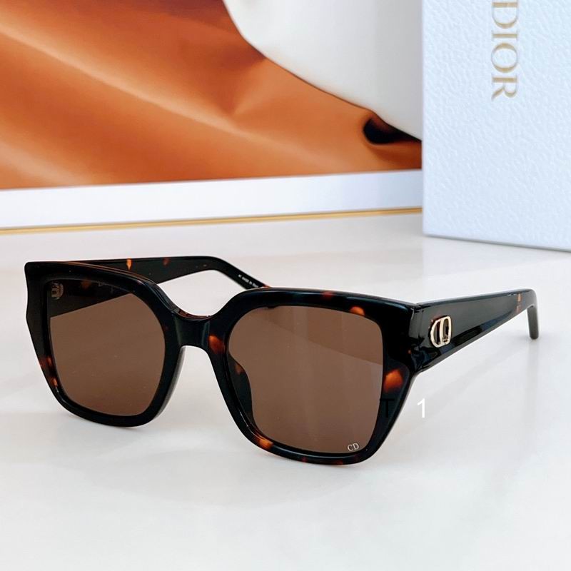 Dior GlowS1F 54 18-140 a07