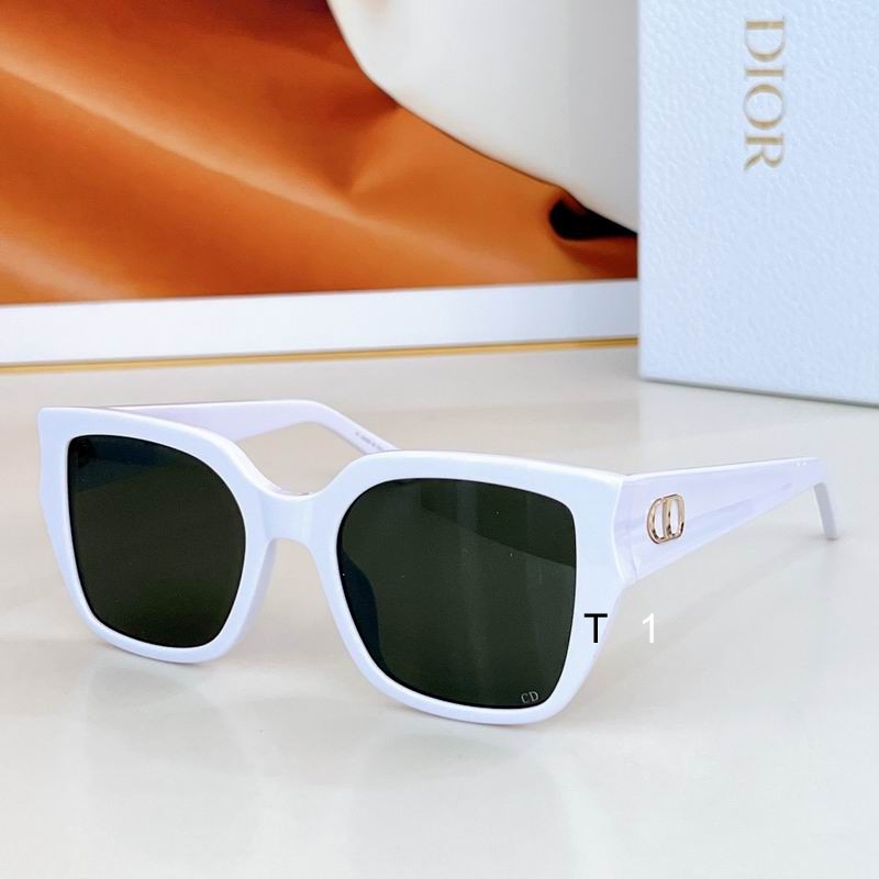 Dior GlowS1F 54 18-140 a09
