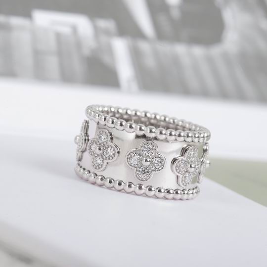 Van Cleef & Arpels ring 12lyh16 (1)