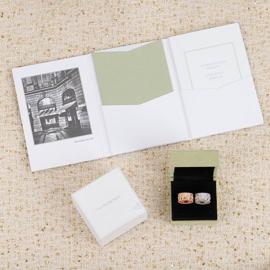 Van Cleef & Arpels ring 12lyh16 (9)