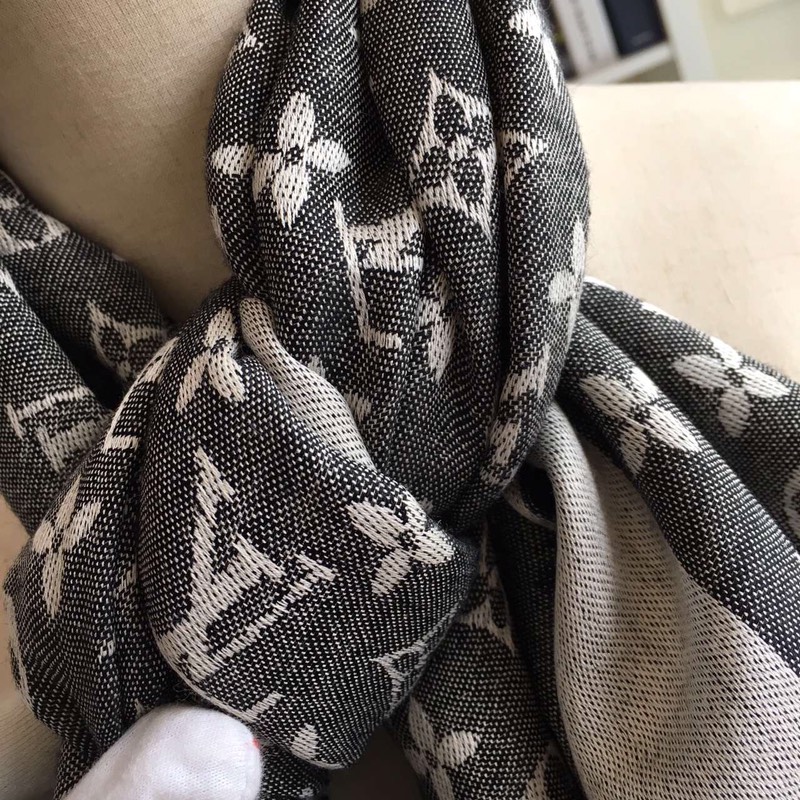 LV silk scarf 140X140cm E06 (12)