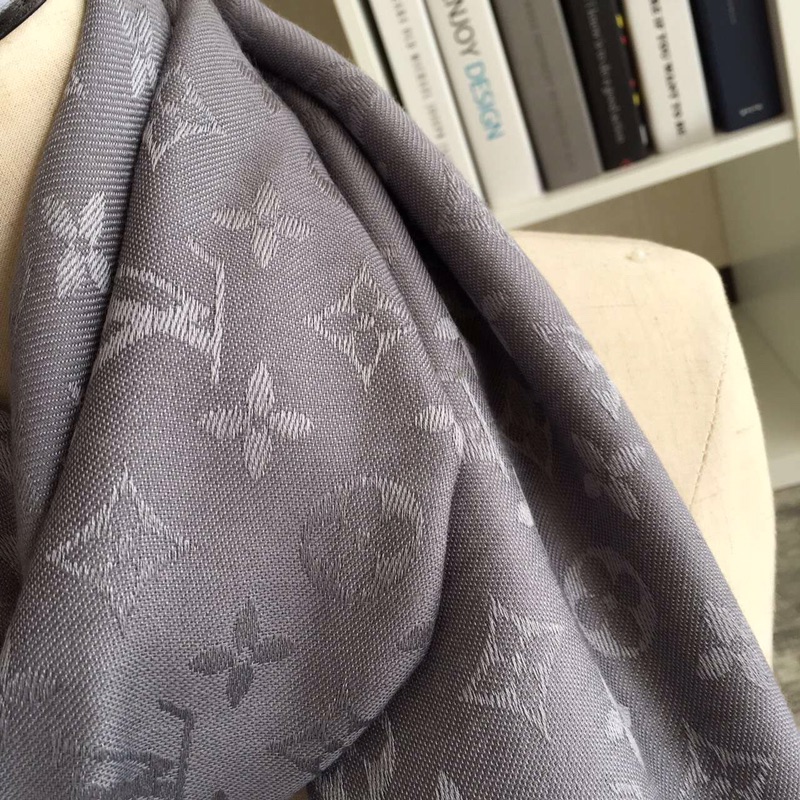 LV silk scarf 140X140cm E06 (20)