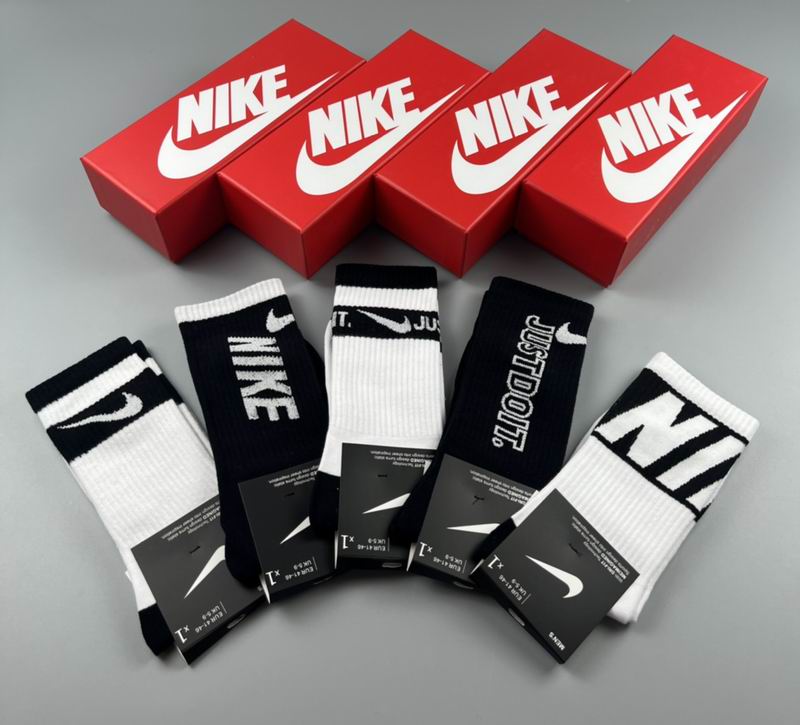Nike socks (16)