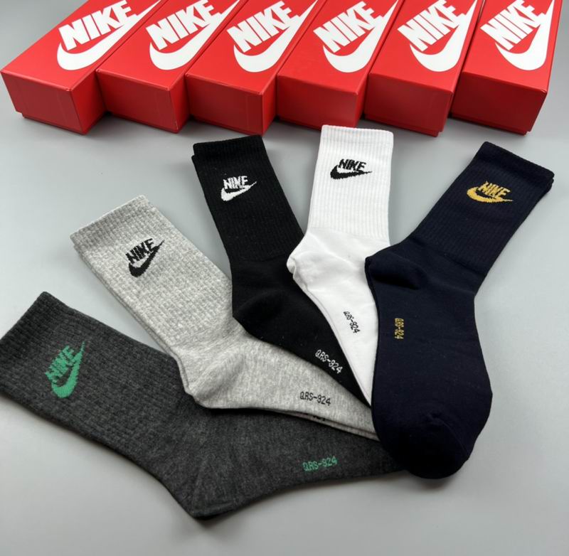 Nike socks (2)