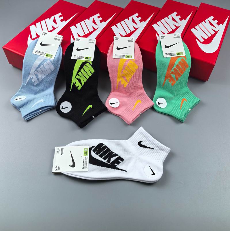 Nike socks (50)