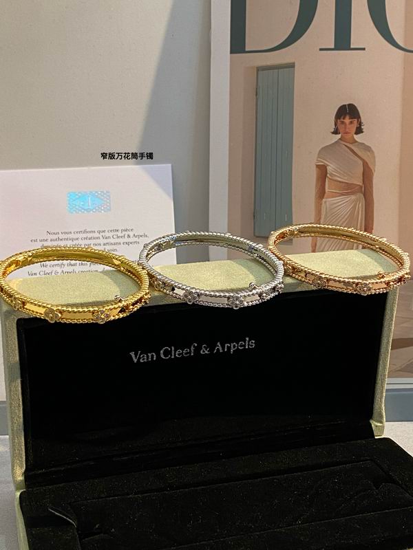 Van Cleef & Arpels bracelet 03lyh43 (6)