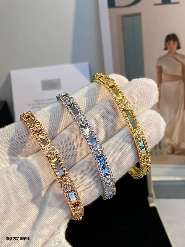 Van Cleef & Arpels bracelet 03lyh43 (8)