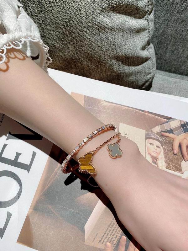 Van Cleef & Arpels bracelet 03lyh48 (6)