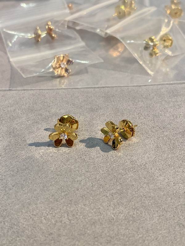Van Cleef & Arpels earring 03lyh37 (1)
